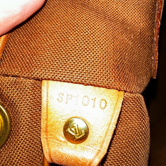 Preloved LV backpack Discontinued - Picture 2 of 8